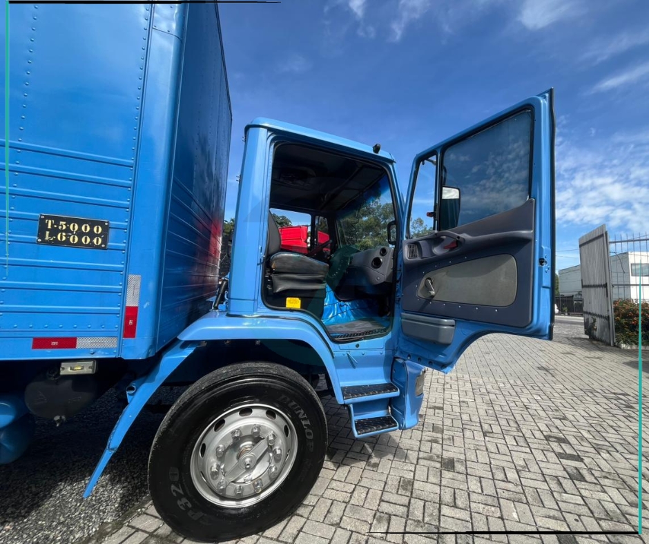 Caminhão MERCEDES BENZ MB 1215 Baú Furgão ANO 2000 de Azzioly Caminhões em São Paulo
