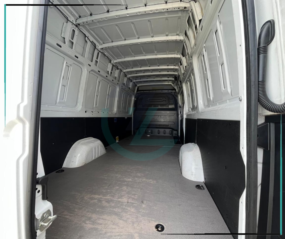 Caminhão MERCEDES BENZ SPRINTER Baú Furgão ANO 2025 de Azzioly Caminhões em São Paulo