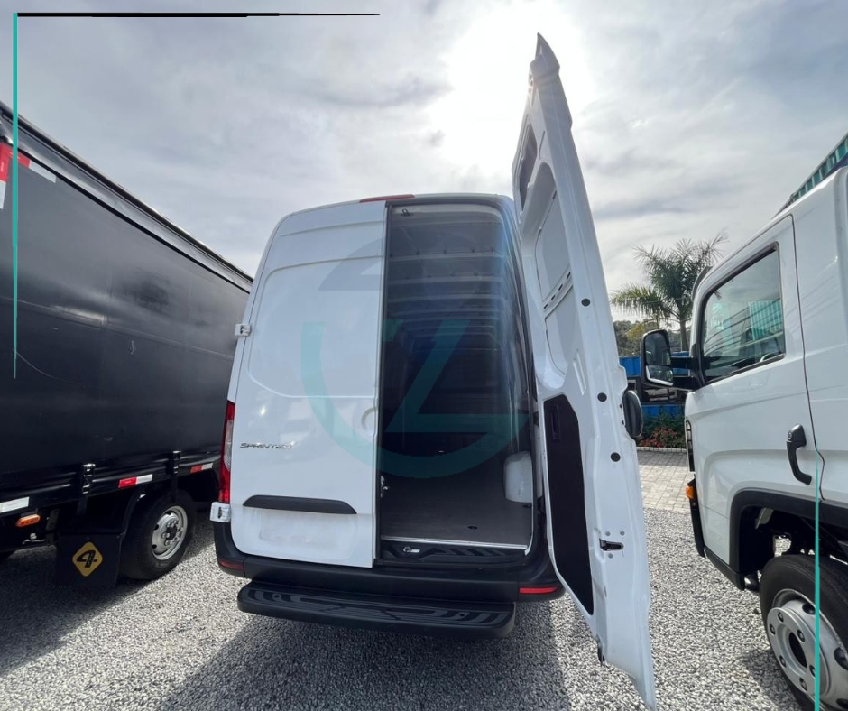Caminhão MERCEDES BENZ SPRINTER Baú Furgão ANO 2025 de Azzioly Caminhões em São Paulo