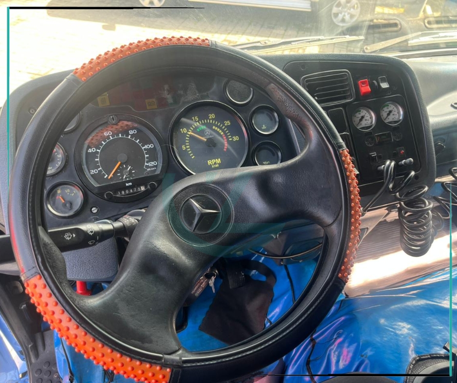 Caminhão MERCEDES BENZ MB 1215 Baú Furgão ANO 2000 de Azzioly Caminhões em São Paulo