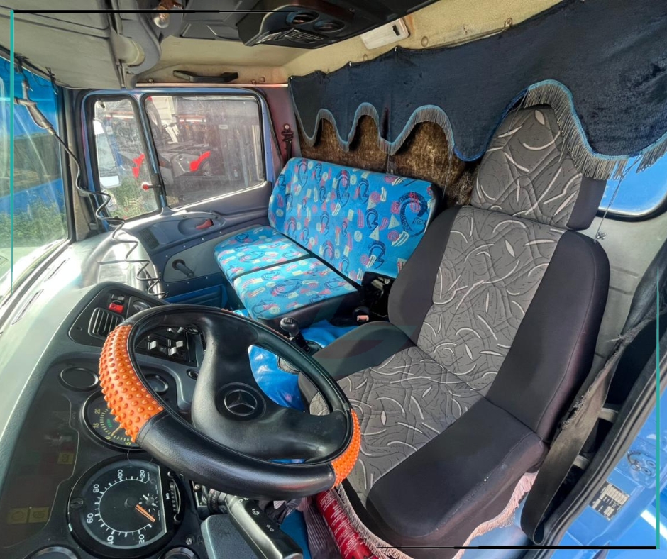 Caminhão MERCEDES BENZ MB 1215 Baú Furgão ANO 2000 de Azzioly Caminhões em São Paulo