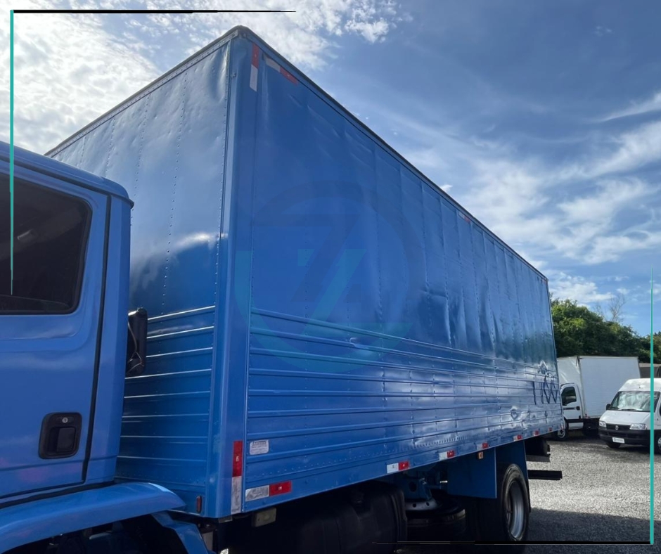 Caminhão MERCEDES BENZ MB 1215 Baú Furgão ANO 2000 de Azzioly Caminhões em São Paulo
