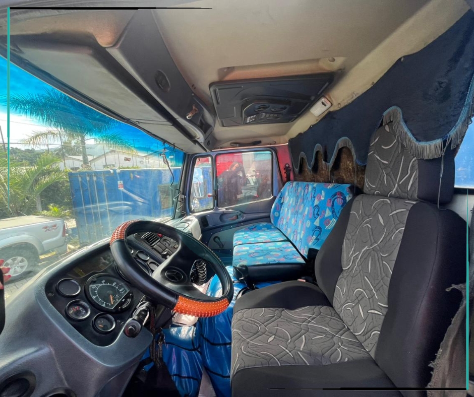 Caminhão MERCEDES BENZ MB 1215 Baú Furgão ANO 2000 de Azzioly Caminhões em São Paulo