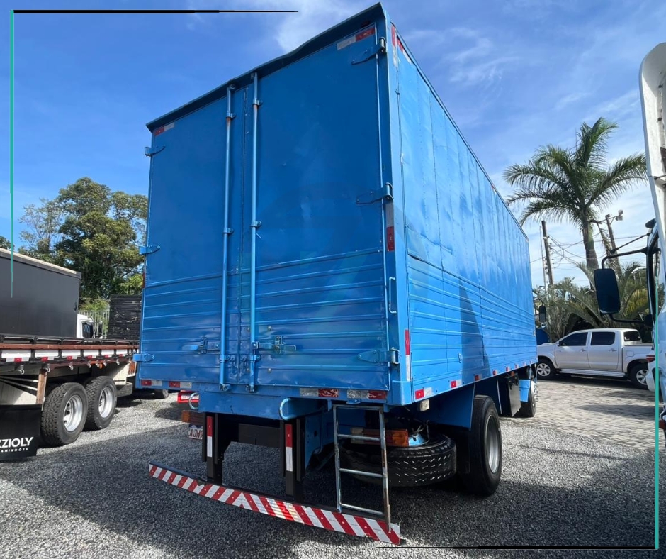 Caminhão MERCEDES BENZ MB 1215 Baú Furgão ANO 2000 de Azzioly Caminhões em São Paulo