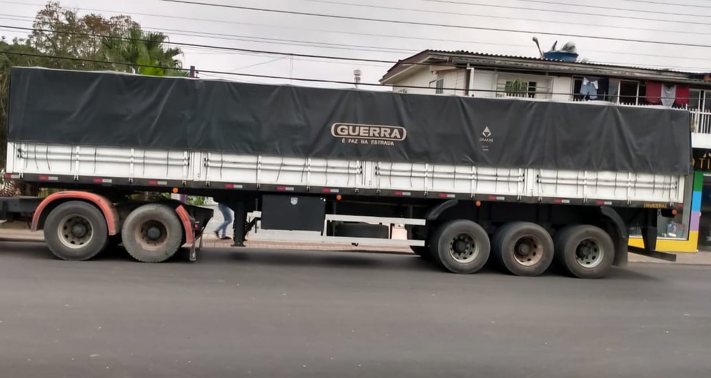 Carreta SEMI-REBOQUE GRANELEIRO Guerra ANO 2013 3 Eixos de Grudtner Caminhoes na Santa Catarina