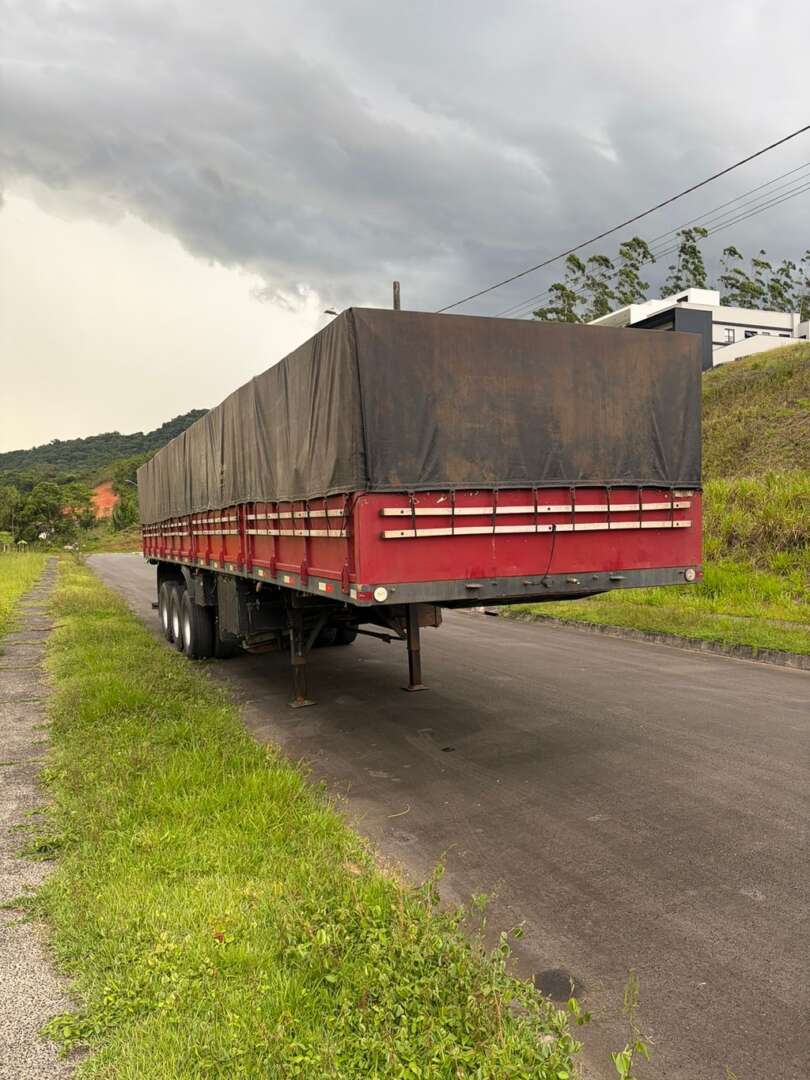 Carreta SEMI-REBOQUE GRANELEIRO Librelato ANO 2010 3 Eixos de Grudtner Caminhoes na Santa Catarina