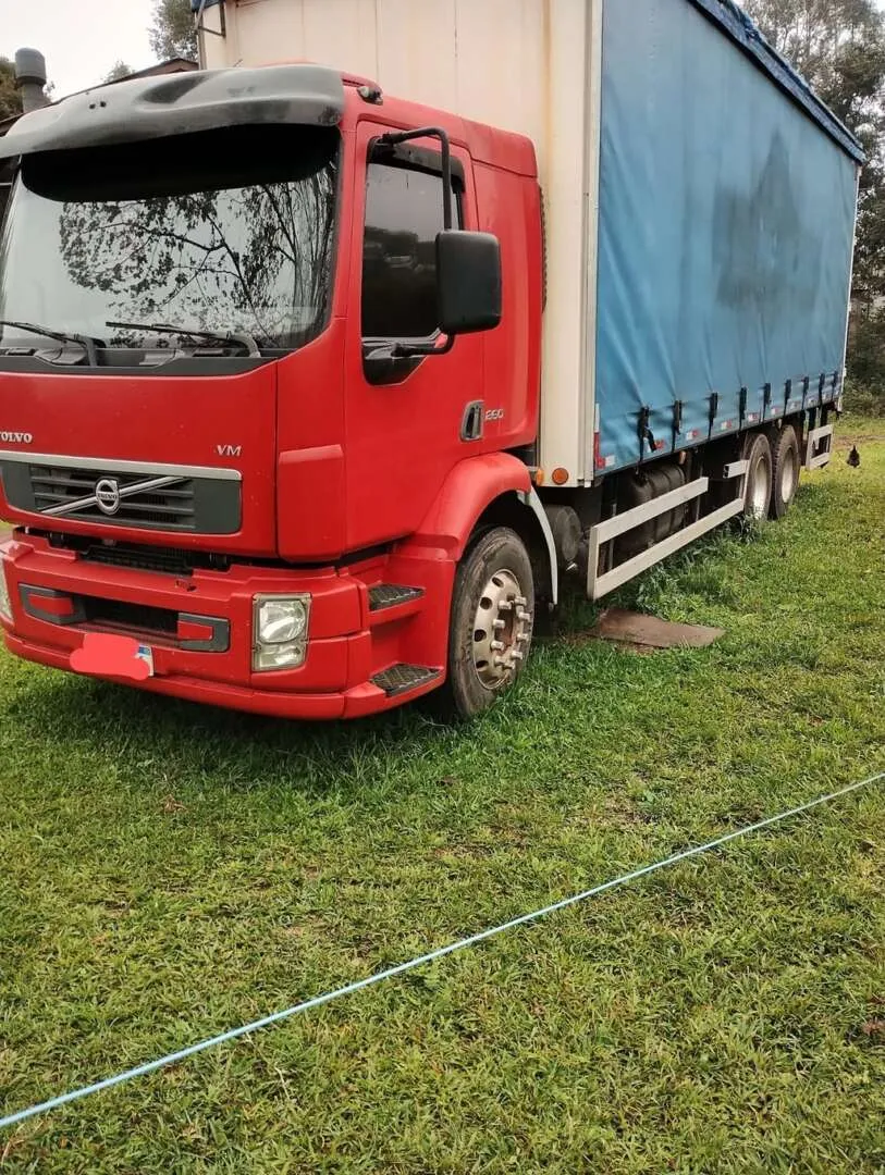 Caminhão VOLVO VM 260 Baú Sider ANO 2011 de Everaldo Basso na Rio Grande do Sul