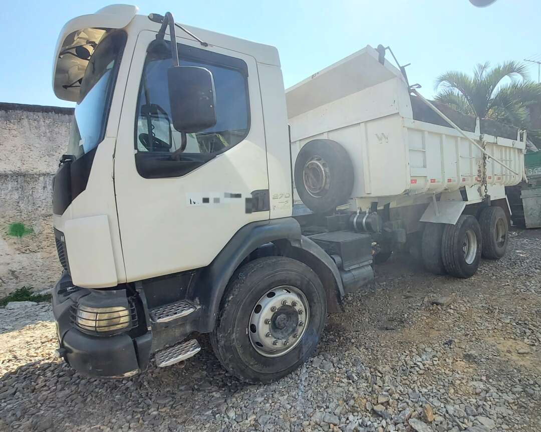 Caminhão VOLVO VM 270 Caçamba Basculante ANO 2013 de Cristhian Caminhões no Paraná