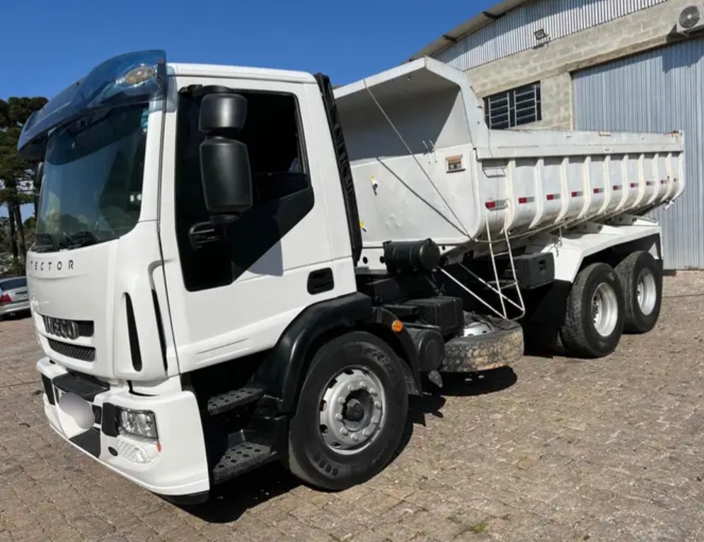 Caminhão IVECO TECTOR 240E25 Caçamba Basculante ANO 2009 de Cristhian Caminhões no Paraná