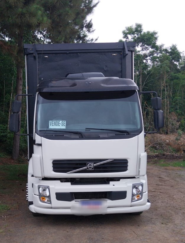 Caminhão VOLVO VM 260 Baú Sider ANO 2011 de Cristhian Caminhões no Paraná