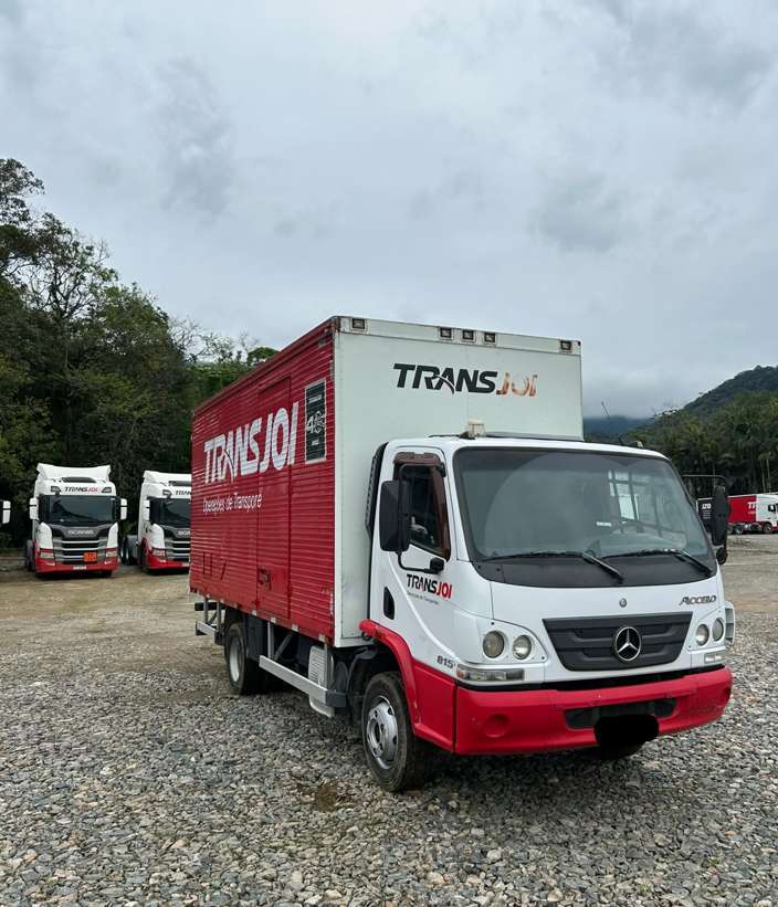 Caminhão MERCEDES BENZ MB 815 Baú Furgão ANO 2013 de Transjoi Transportes na Santa Catarina