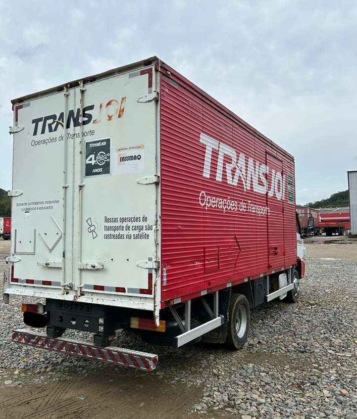 Caminhão MERCEDES BENZ MB 815 Baú Furgão ANO 2013 de Transjoi Transportes na Santa Catarina