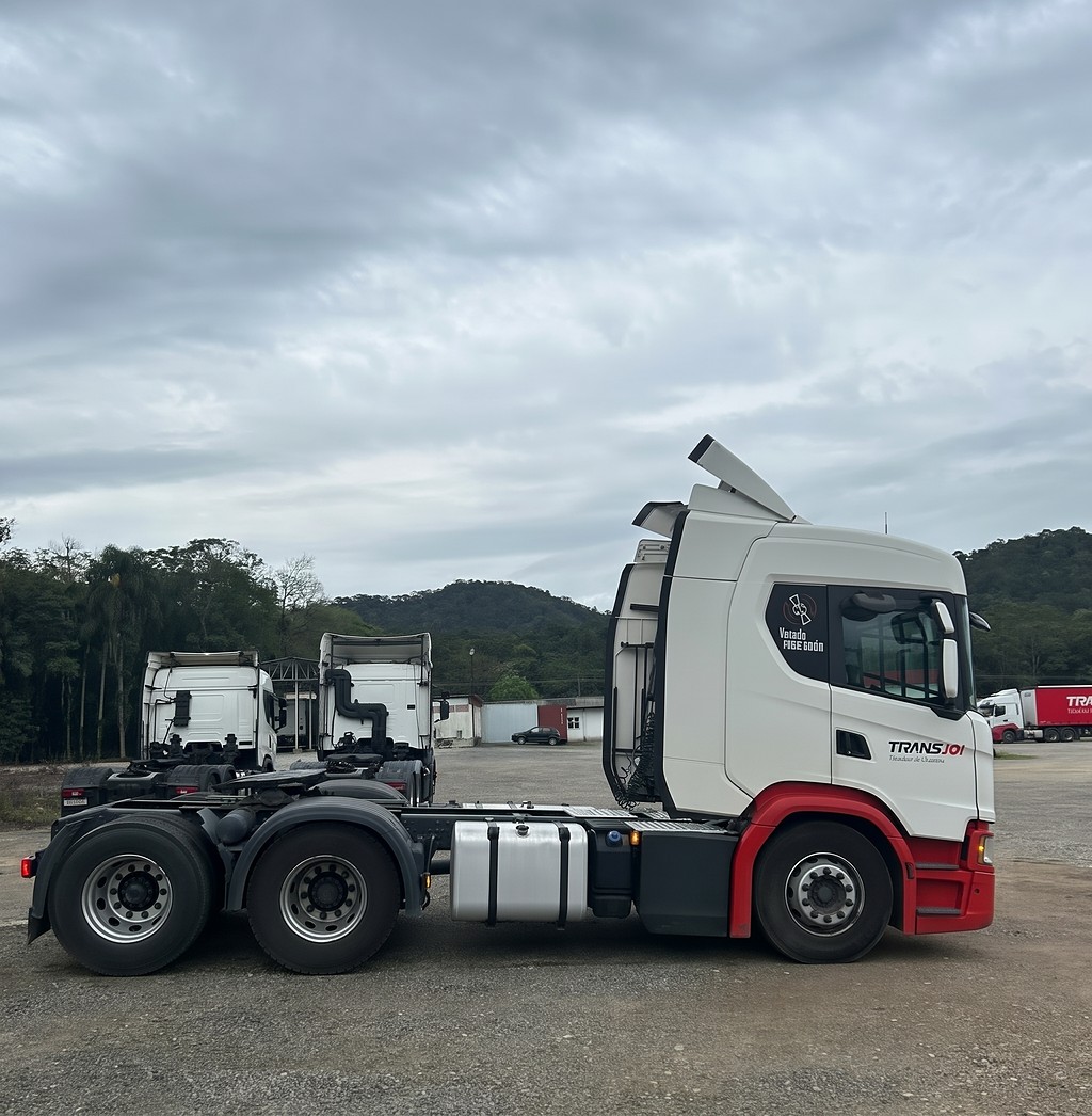Caminhão SCANIA 360 Cavalo Mecânico ANO 2021 de Transjoi Transportes na Santa Catarina