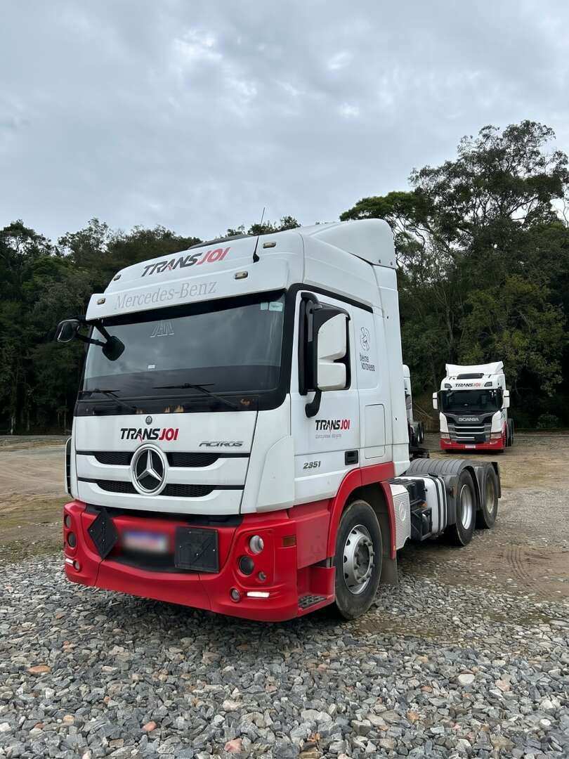Caminhão MERCEDES BENZ MB 2651 Cavalo Mecânico ANO 2020 de Transjoi Transportes na Santa Catarina