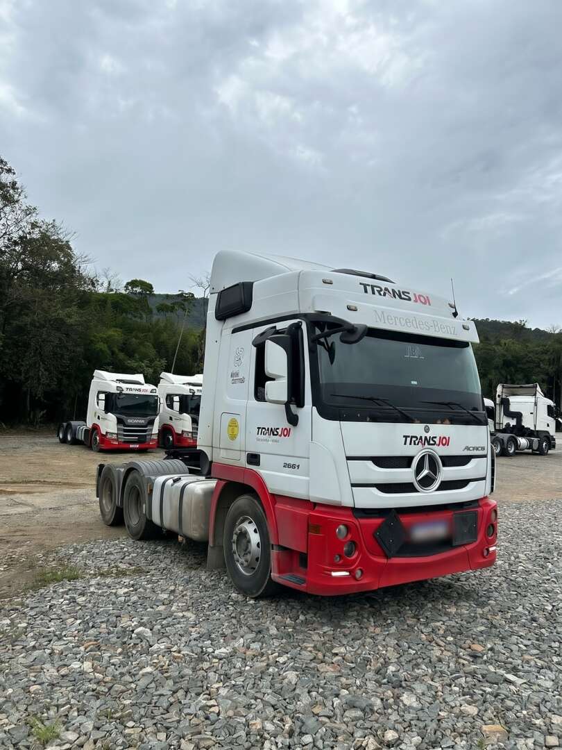 Caminhão MERCEDES BENZ MB 2651 Cavalo Mecânico ANO 2020 de Transjoi Transportes na Santa Catarina