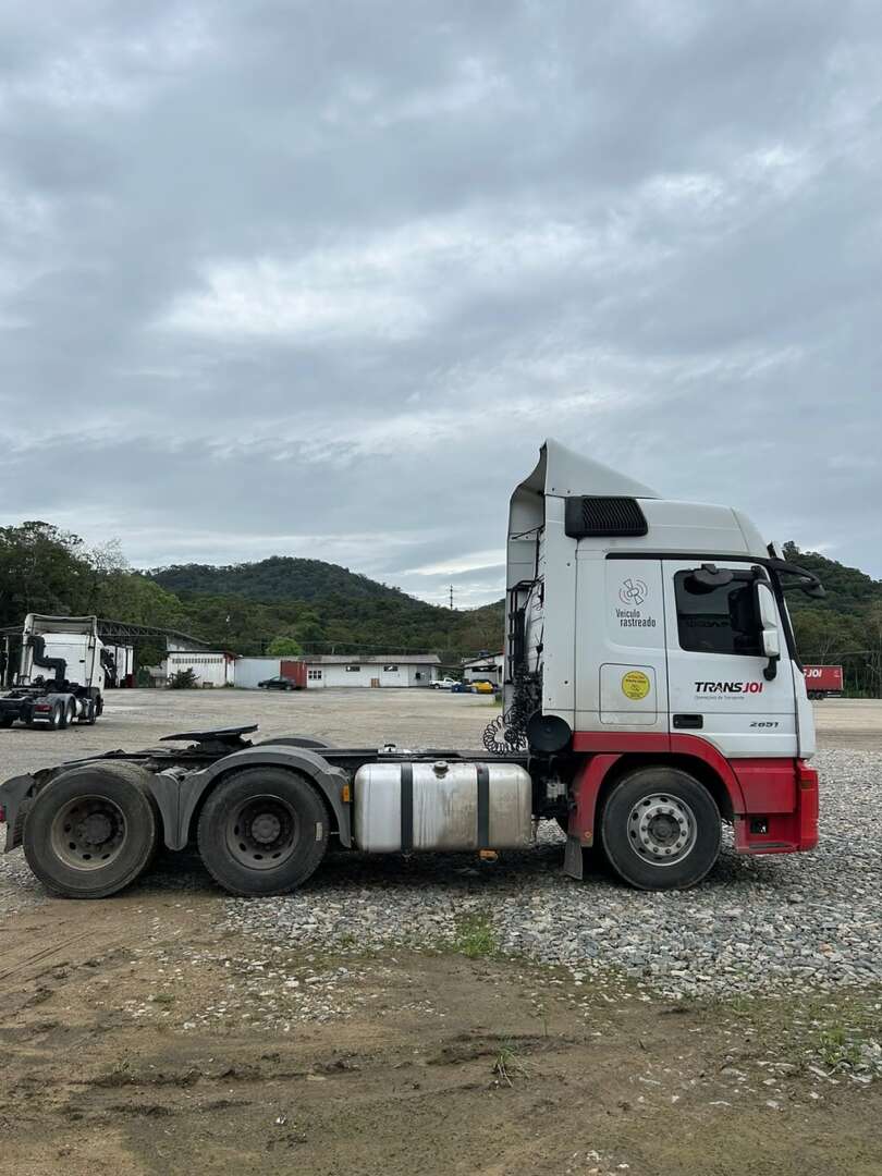 Caminhão MERCEDES BENZ MB 2651 Cavalo Mecânico ANO 2020 de Transjoi Transportes na Santa Catarina