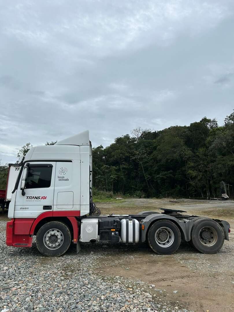 Caminhão MERCEDES BENZ MB 2651 Cavalo Mecânico ANO 2020 de Transjoi Transportes na Santa Catarina
