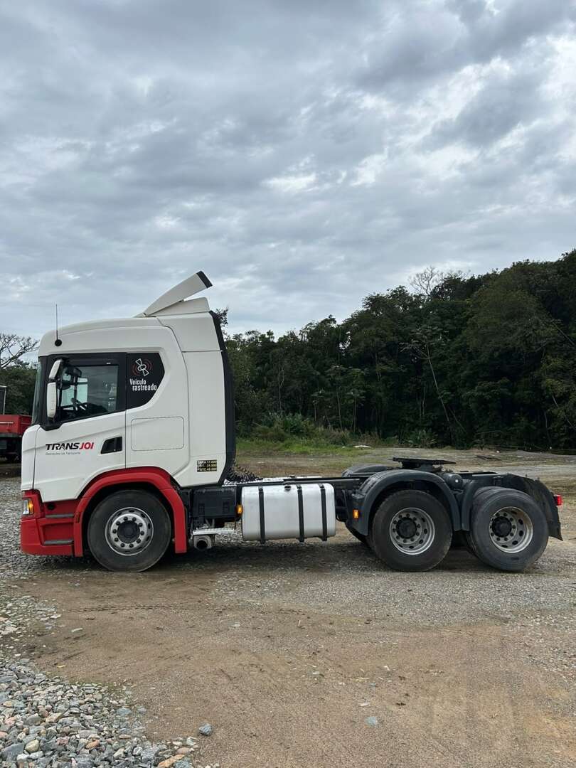 Caminhão SCANIA 360 Cavalo Mecânico ANO 2021 de Transjoi Transportes na Santa Catarina