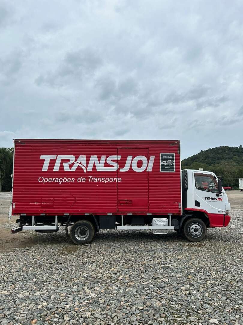Caminhão MERCEDES BENZ MB 815 Baú Furgão ANO 2013 de Transjoi Transportes na Santa Catarina