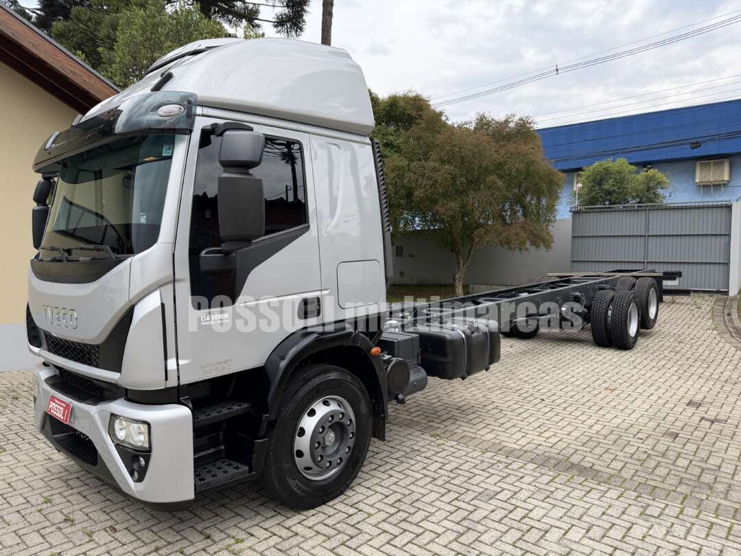 Caminhão IVECO TECTOR 24 320 Chassis ANO 2023 de Possoli Multimarcas no Paraná