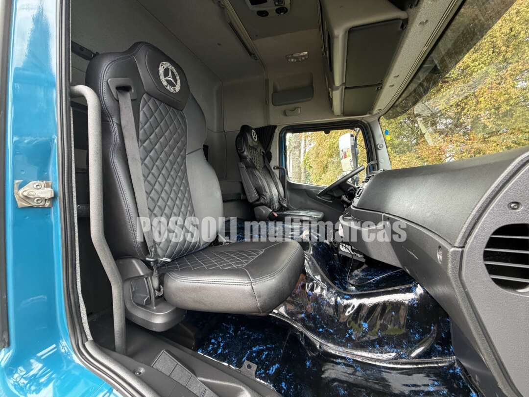 MB ATEGO 3033 8X2 2024/2025 191.558 KM ORIGINAL BI-TRUCK (8X2) CHASSIS 12 PNEUS NOVOS X-BRI de Possoli Multimarcas no Paraná