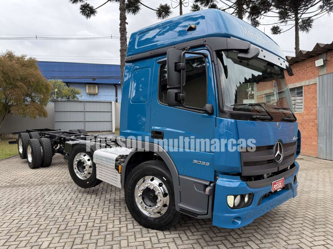 MB ATEGO 3033 8X2 2024/2025 191.558 KM ORIGINAL BI-TRUCK (8X2) CHASSIS 12 PNEUS NOVOS X-BRI de Possoli Multimarcas no Paraná