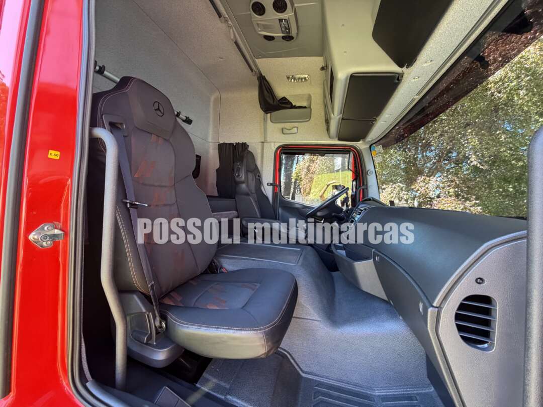 Caminhão MERCEDES BENZ MB 2430 Baú Furgão ANO 2022 de Possoli Multimarcas no Paraná