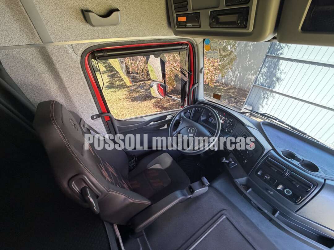 Caminhão MERCEDES BENZ MB 2430 Baú Furgão ANO 2022 de Possoli Multimarcas no Paraná