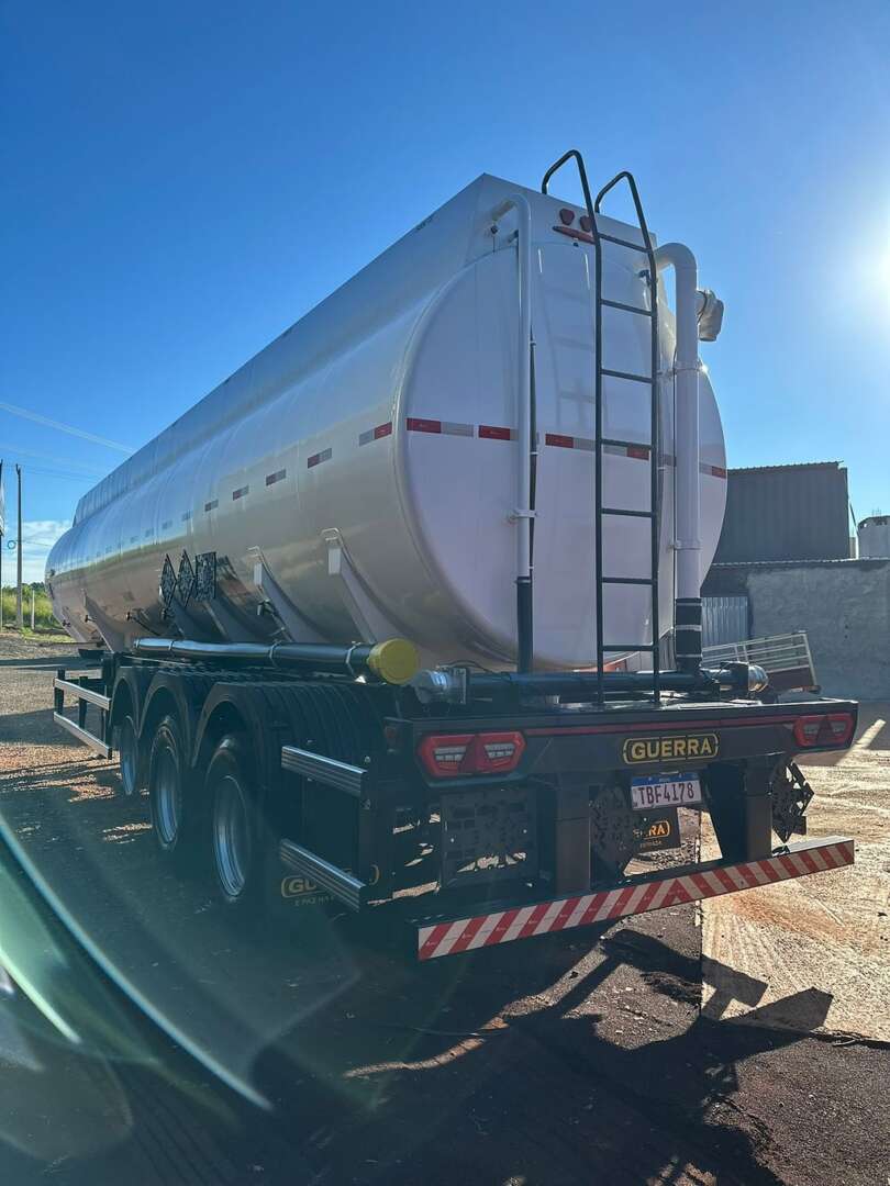 Carreta SEMI-REBOQUE TANQUE ACO Guerra ANO 2025 3 Eixos de Puchalski Implementos no Paraná