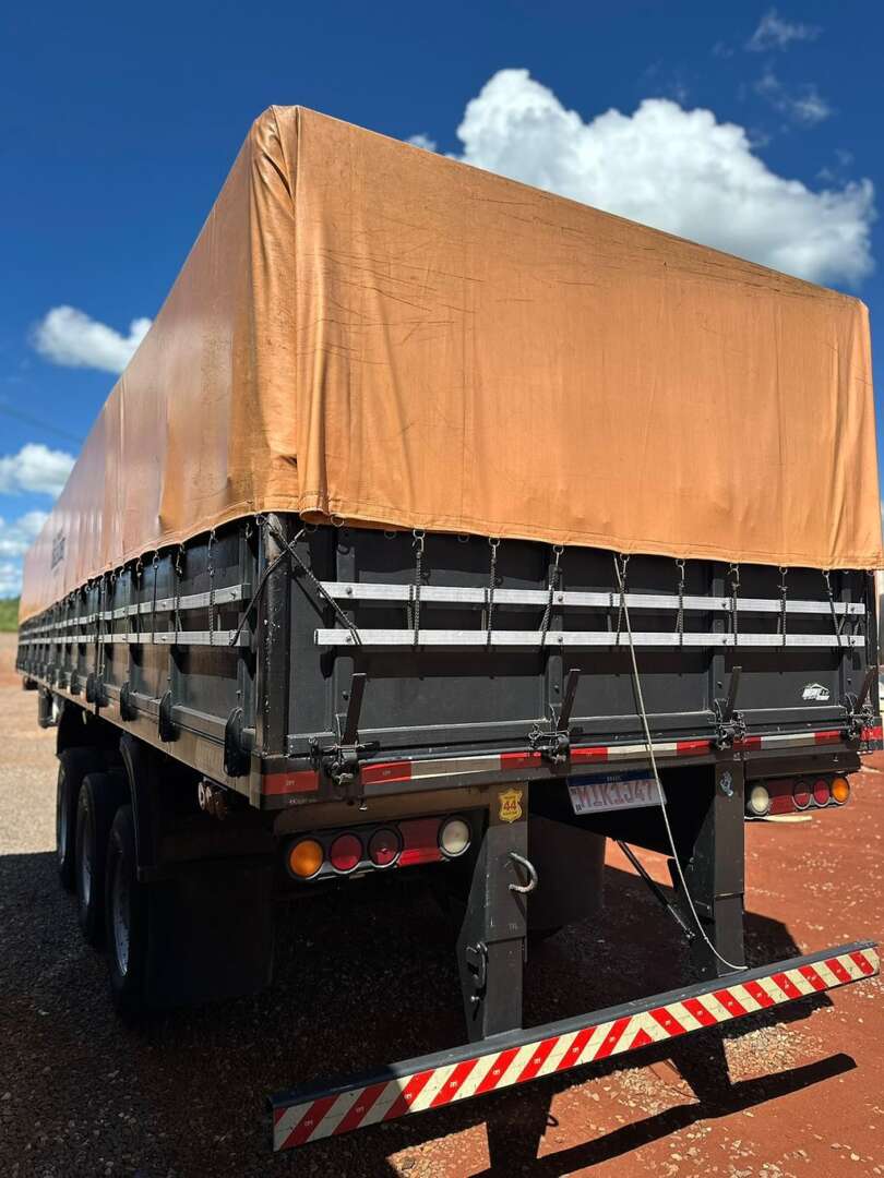 Carreta SEMI-REBOQUE GRANELEIRO Librelato ANO 2010 3 Eixos de Puchalski Implementos no Paraná