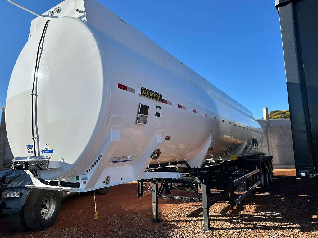 Carreta SEMI-REBOQUE TANQUE ACO Guerra ANO 2025 3 Eixos de Puchalski Implementos no Paraná