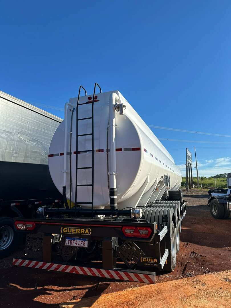 Carreta SEMI-REBOQUE TANQUE ACO Guerra ANO 2025 3 Eixos de Puchalski Implementos no Paraná
