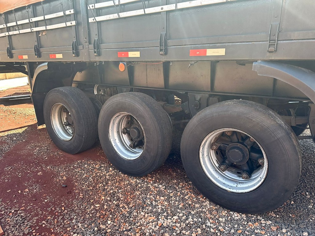 Carreta SEMI-REBOQUE GRANELEIRO Librelato ANO 2010 3 Eixos de Puchalski Implementos no Paraná