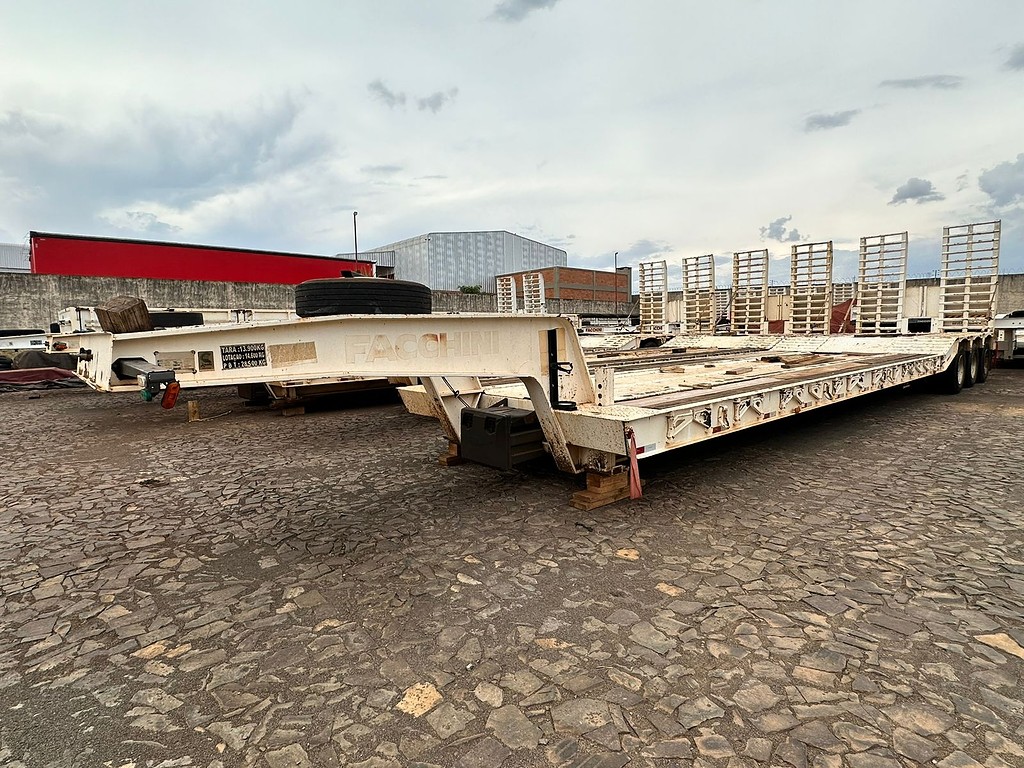 Carreta SEMI-REBOQUE PRANCHA Facchini ANO 2014 3 Eixos de Puchalski Implementos no Paraná