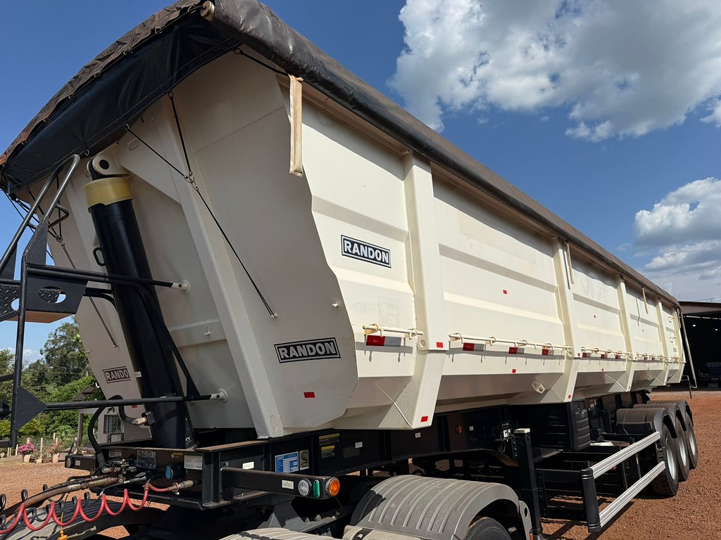 Carreta SEMI-REBOQUE BASCULANTE Randon ANO 2020 3 Eixos de Puchalski Implementos no Paraná