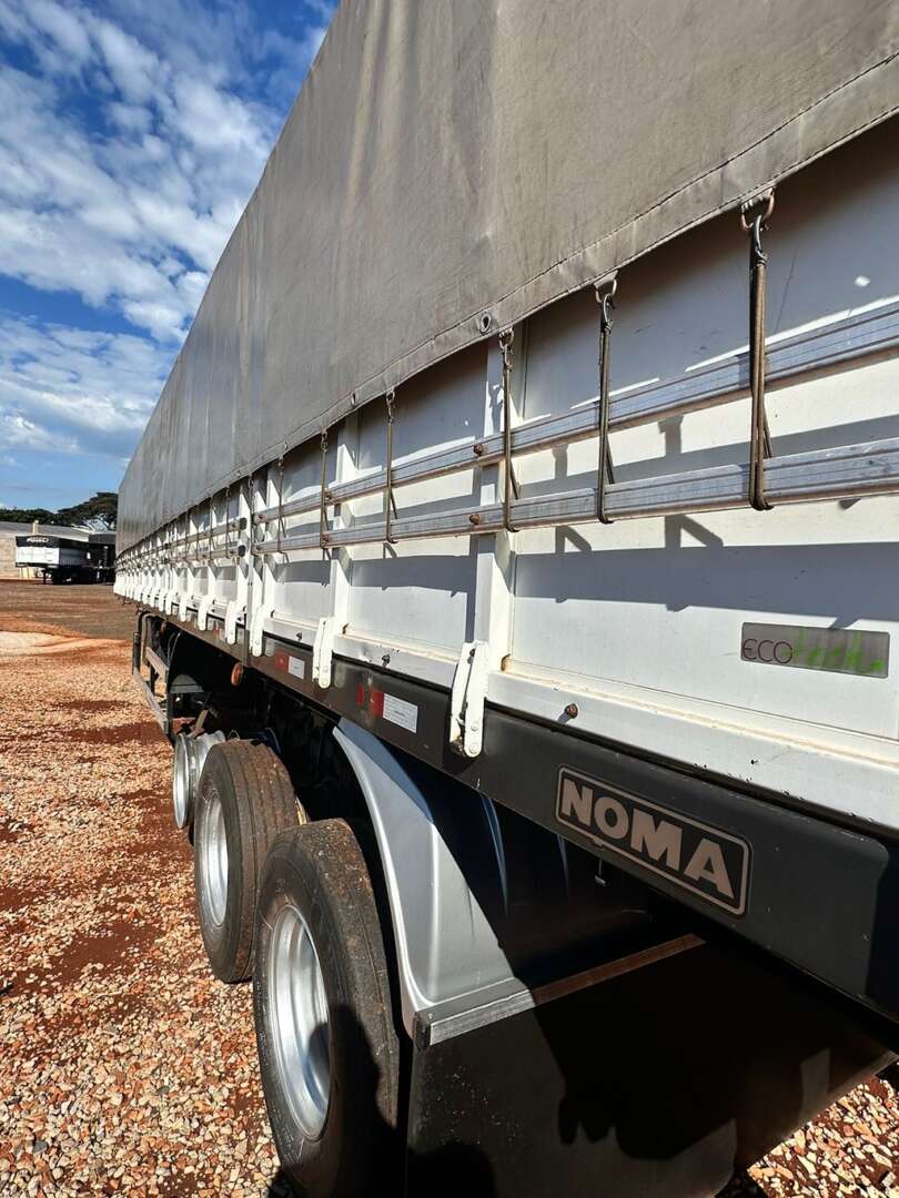 Carreta SEMI-REBOQUE GRANELEIRO Noma ANO 2018 3 Eixos de Puchalski Implementos no Paraná