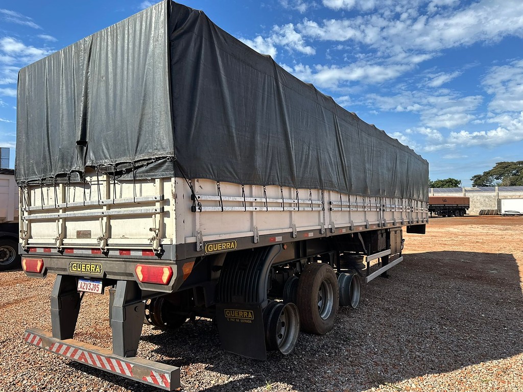 Carreta SEMI-REBOQUE GRANELEIRO Guerra ANO 2015 3 Eixos de Puchalski Implementos no Paraná