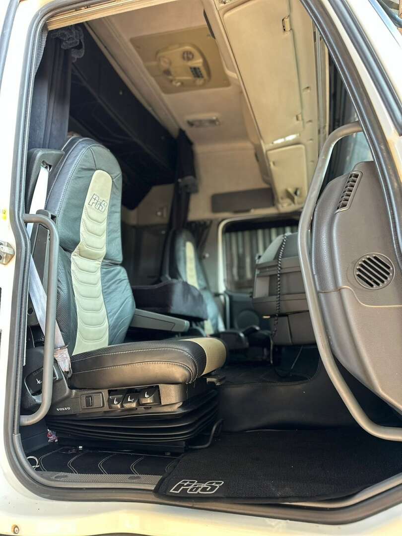Caminhão VOLVO FH 460 Cavalo Mecânico ANO 2014 de Puchalski Implementos no Paraná