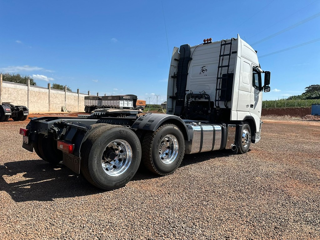 Caminhão VOLVO FH 460 Cavalo Mecânico ANO 2014 de Puchalski Implementos no Paraná