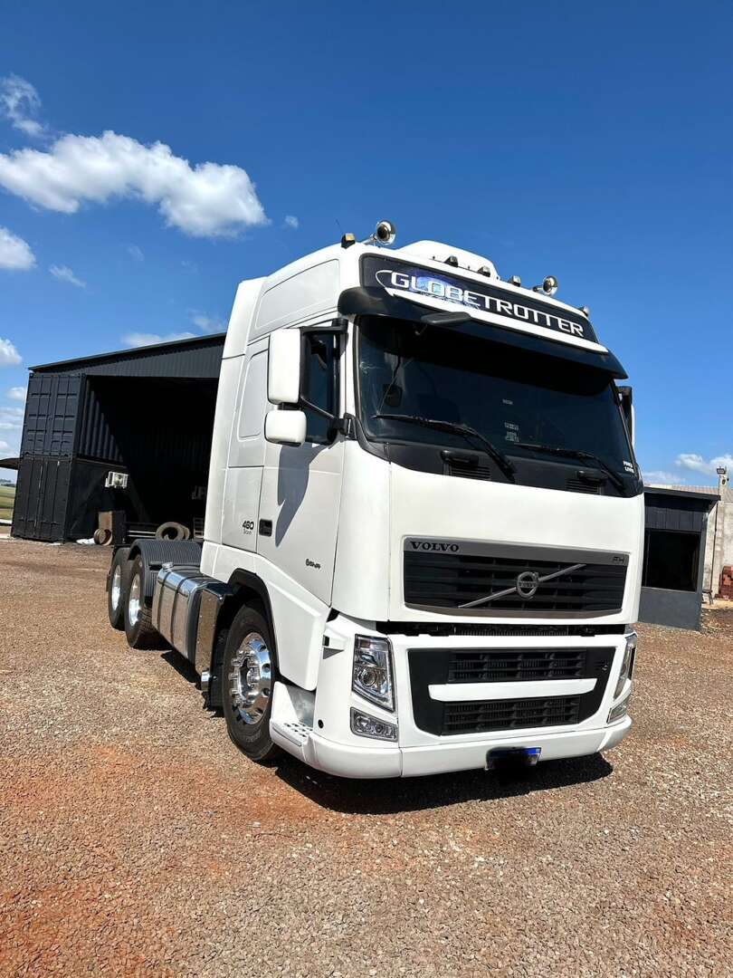 Caminhão VOLVO FH 460 Cavalo Mecânico ANO 2014 de Puchalski Implementos no Paraná