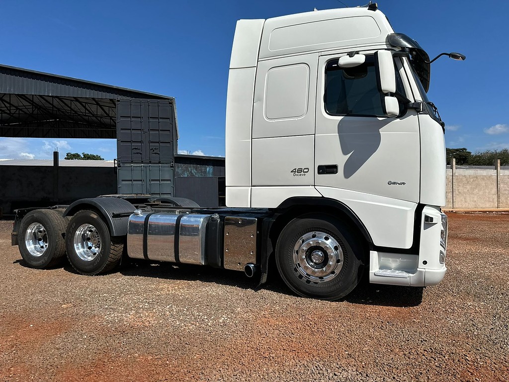 Caminhão VOLVO FH 460 Cavalo Mecânico ANO 2014 de Puchalski Implementos no Paraná