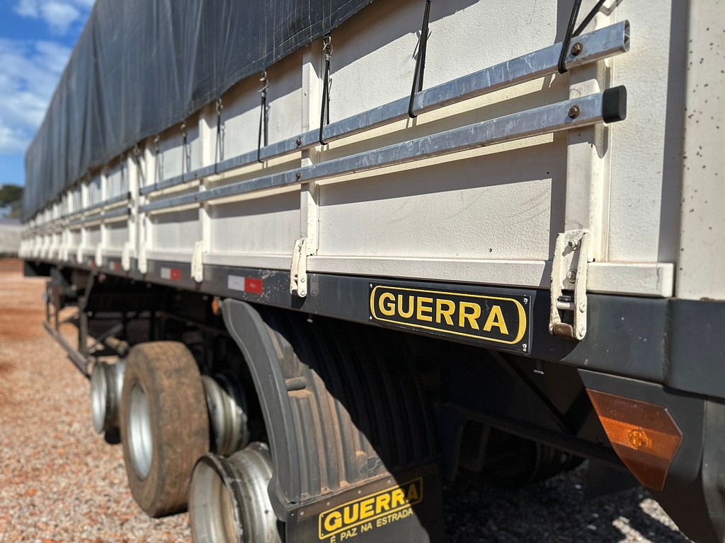 Carreta SEMI-REBOQUE GRANELEIRO Guerra ANO 2015 3 Eixos de Puchalski Implementos no Paraná