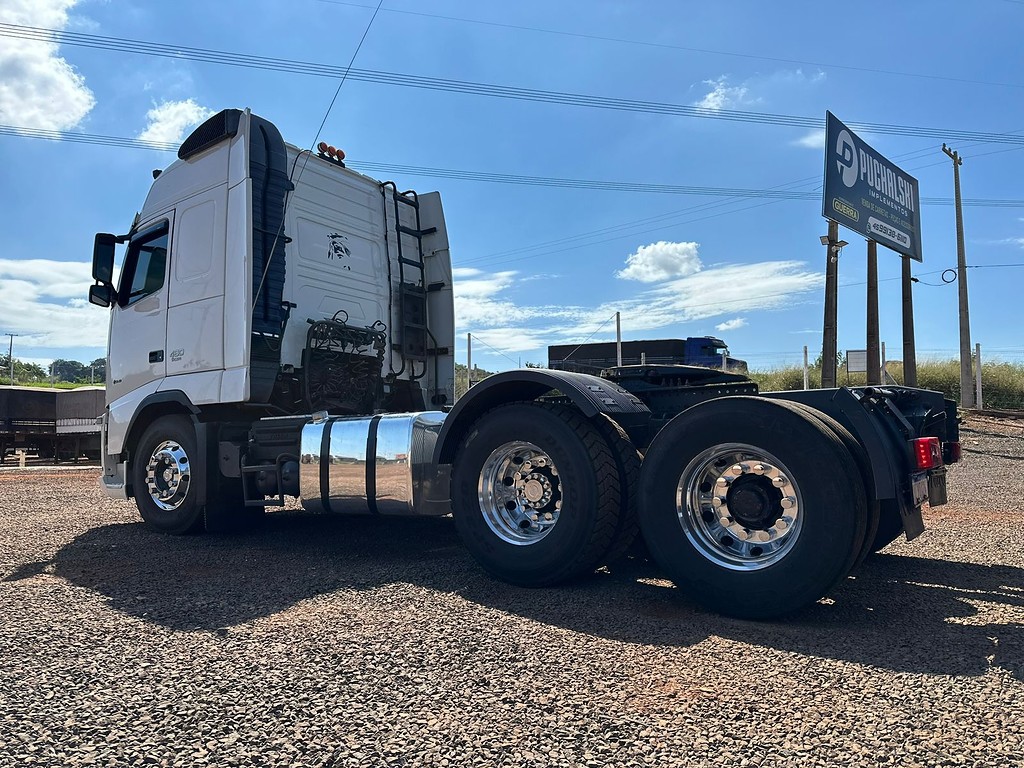 Caminhão VOLVO FH 460 Cavalo Mecânico ANO 2014 de Puchalski Implementos no Paraná