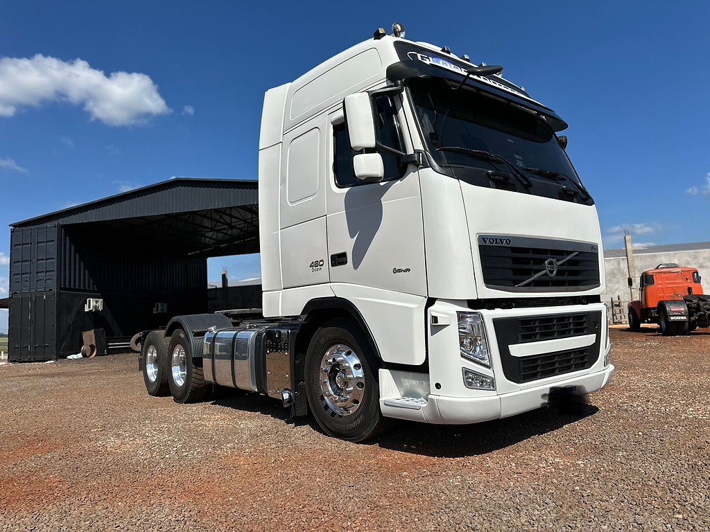 Caminhão VOLVO FH 460 Cavalo Mecânico ANO 2014 de Puchalski Implementos no Paraná