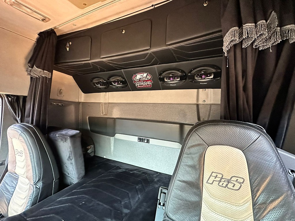 Caminhão VOLVO FH 460 Cavalo Mecânico ANO 2014 de Puchalski Implementos no Paraná
