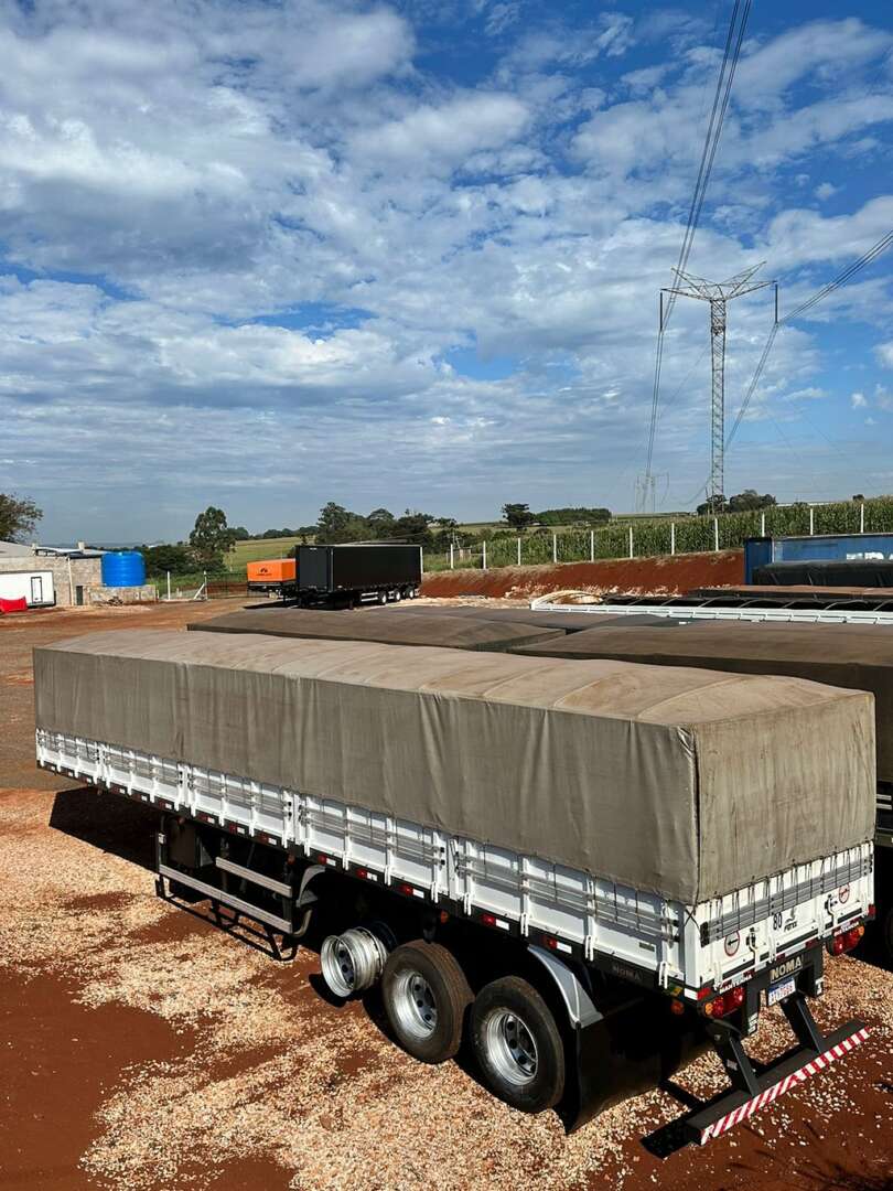 Carreta SEMI-REBOQUE GRANELEIRO Noma ANO 2018 3 Eixos de Puchalski Implementos no Paraná