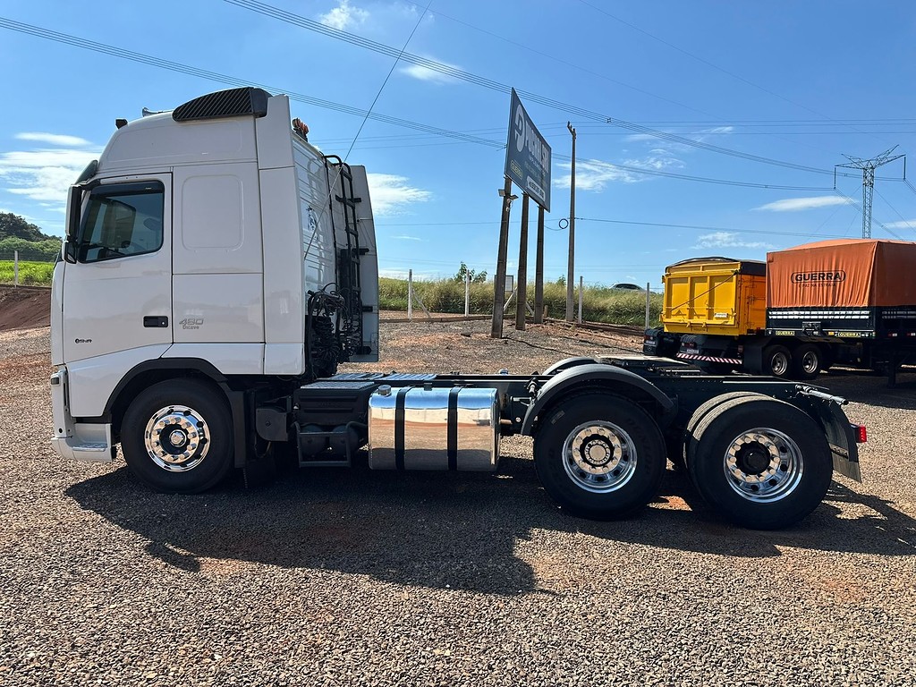 Caminhão VOLVO FH 460 Cavalo Mecânico ANO 2014 de Puchalski Implementos no Paraná