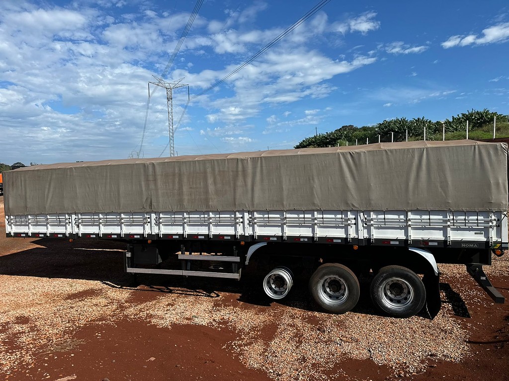 Carreta SEMI-REBOQUE GRANELEIRO Noma ANO 2018 3 Eixos de Puchalski Implementos no Paraná