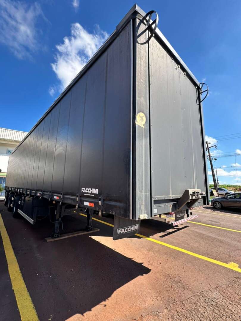 Carreta SEMI-REBOQUE BAU SIDER Facchini ANO 2021 1+1+1 Vanderleia de Puchalski Implementos no Paraná