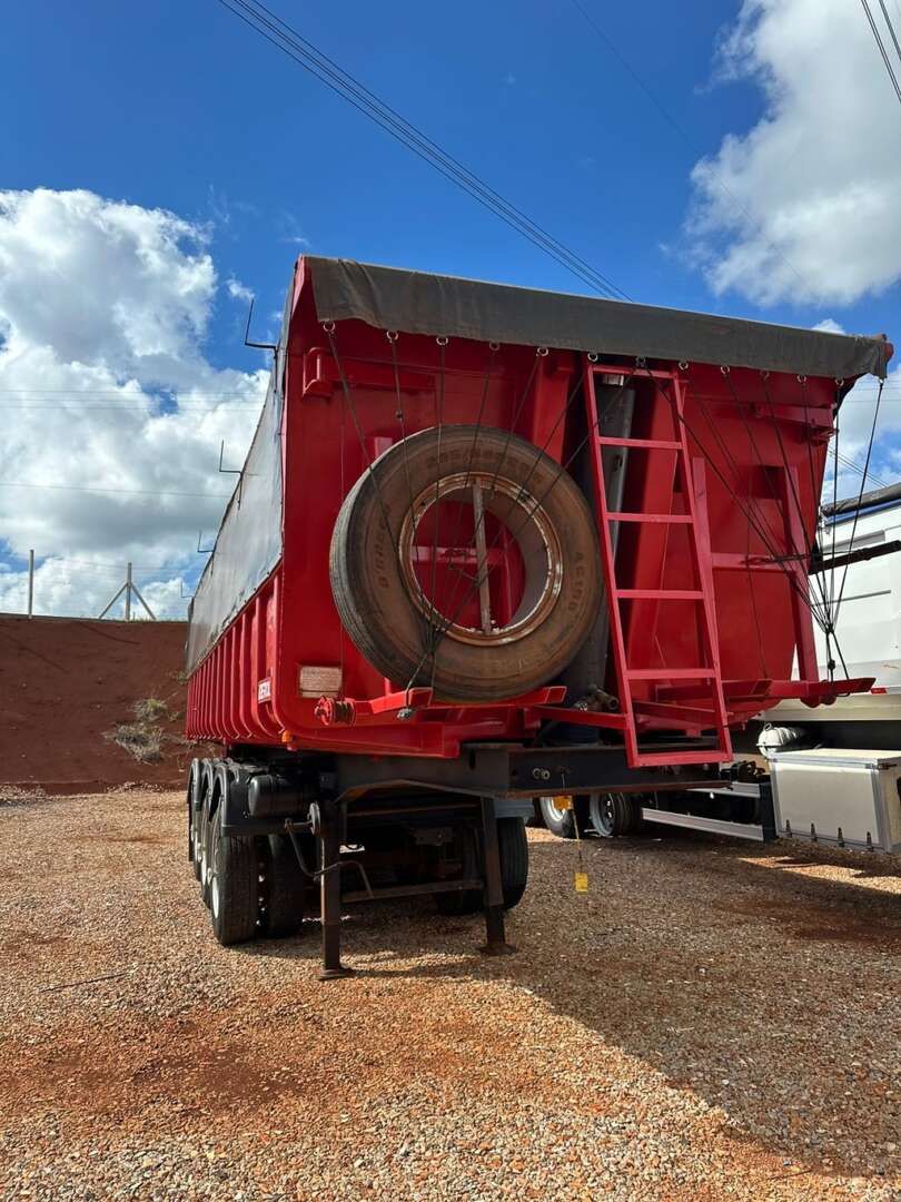 Carreta SEMI-REBOQUE BASCULANTE Iderol ANO 1997 3 Eixos de Puchalski Implementos no Paraná